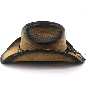 Détail d'un chapeau de cowboy en paille avec dégradé brun-noir et cordon décoratif
