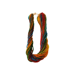 Collana boho multistrato con perline arcobaleno e chiusura dorata su sfondo bianco