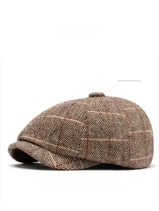 Vue détaillée du béret kaki avec motif à chevrons et carreaux orange de style vintage