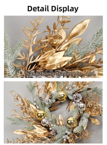 Gros plan d'une couronne de Noël dorée avec des pommes de pin et des baies brillantes