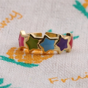 Bague dorée de style français avec étoiles colorées en émail rouge, bleu et violet, ajustable