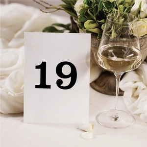 Numéro de table 19 élégant en blanc avec boisson dorée et roses blanches