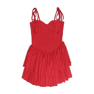 Détail d'une robe d'été rouge sans manches avec ourlet à volants superposés et texture