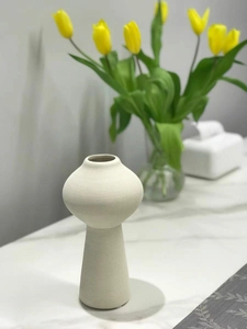 Detailansicht der mattweißen Keramikvase mit horizontaler Wellenstruktur und Geometrie