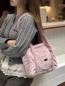 Détail du sac cabas en peluche léopard rose avec plaque métallique et texture douce