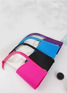 Lot de quatre trousses de maquillage imperméables en rose, noir, bleu et violet avec texture nid d'abeille