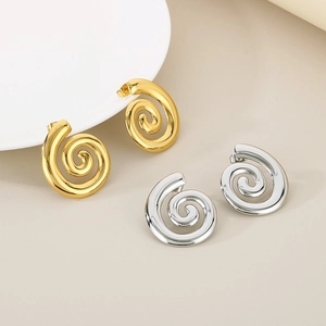 Nahaufnahme von 18K Gold und Silber gedrehten Spiral-Ohrringen aus Edelstahl