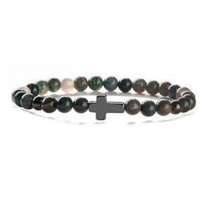 Détail des perles d'œil de tigre naturel 6mm et d'une croix en métal noir sur le bracelet