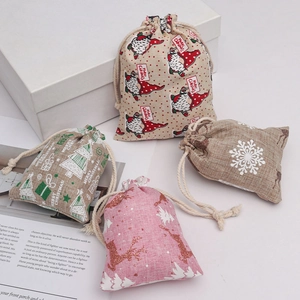 Set di quattro sacchetti natalizi in juta con coulisse e stampe festive assortite