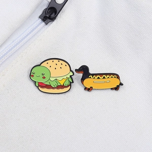 Détail de pins en émail métallique en forme de burger tortue et hot-dog teckel