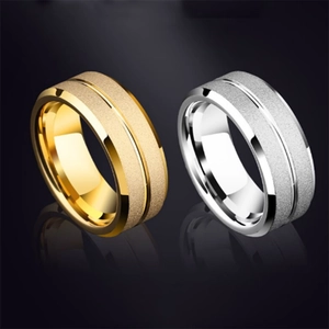 Klassische matte Partnerringe aus Titanstahl in Gold und Silber mit Sandstrahl-Finish