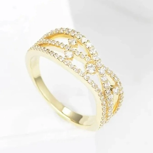 Elegante anillo romano multicapa dorado con engaste pavé de cristales blancos brillantes