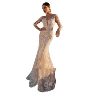 Robe de mariée sirène élégante en dentelle à manches longues et col en V profond champagne