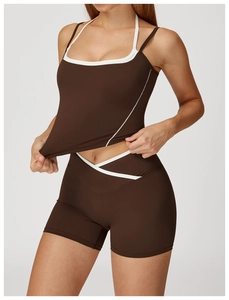 Detail der Sporthose mit hoher Taille, V-förmigem Bund und weißen Kontrastpaspeln