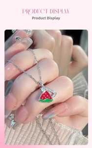 Gros plan d'un collier pendentif pastèque en émail rouge orné de cristaux étincelants