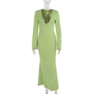 Détail de robe longue verte à manches longues, décolleté en V profond et coupe ajustée