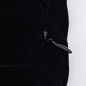Detailaufnahme des verdeckten Reißverschlusses und Metallschiebers am schwarzen Samtkleid