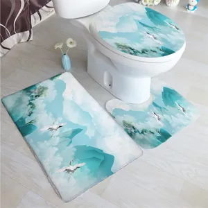 Detailansicht der Badematten-Set mit grau-grünem Bergmotiv und Kranich-Print im Badezimmer