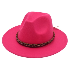 Dettaglio del cappello fedora rosso rosa con fascia etnica tessuta e finiture in strass