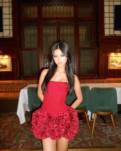 Vue détaillée d'une mini-robe bustier rouge à ourlet bouffant structuré et finition satinée