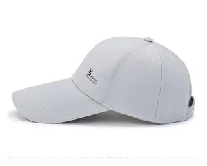 Seitenansicht der hellgrauen Outdoor-Baseballkappe mit langem Schirm und Mesh-Gewebe
