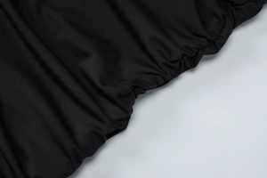 Gros plan détaillé montrant le design froncé et la texture du tissu en dentelle noire
