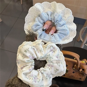 Set di due elastici per capelli a quadretti blu e floreali beige con pizzo bianco
