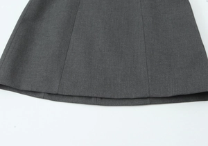 Vue détaillée de la texture du tissu tissé et des coutures sur l'ourlet de la robe
