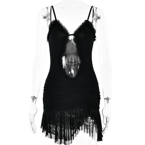 Mini-robe dos nu noire sexy avec patchwork en résille et détails de l'ourlet volanté