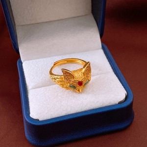Détail d'une bague ajustable en forme de renard avec pierres en zircone rouge et vert