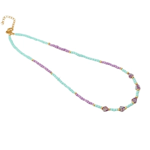Boho-Perlenkette mit türkisen und lila Steinen und einem Herzanhänger