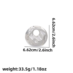 Detailed view of silver liquid texture brooch with size 6.62cm and weight 33.5g specs