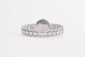 Detailansicht der Rückseite eines silbernen Metallarmbands mit Verschluss auf Weiß