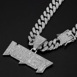Makroaufnahme der Iced-Out-Panzerkette und des glitzernden MONEY-Anhängers mit Strasssteinen