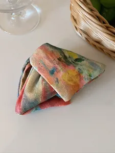 Détail de la pince à cheveux style peinture à l'huile avec motifs artistiques tie-dye