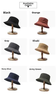Chapeaux de soleil imperméables en six couleurs sur supports bois avec détails de couture