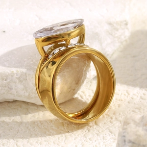 Vue macro d'une bague plaquée or 18K avec zircon marquise et diamants sur pierre