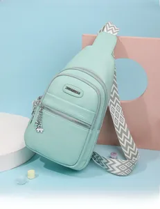 Dettaglio borsa a tracolla verde menta in pelle PU con tracolla geometrica in tessuto