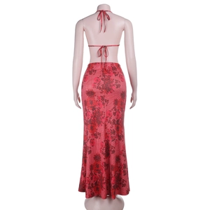 Détail du dos du haut dos nu à fleurs et de la jupe sirène en rouge vif