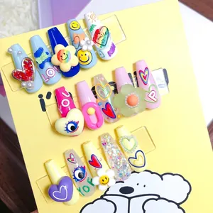 Faux ongles trapèze faits main aux tons macaron avec cœurs 3D, sourires et motifs floraux
