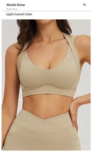 Detail von hellkamelbraunem Sport-BH und Yoga-Hose mit hoher Taille und Seitentaschen