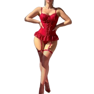 Ensemble lingerie corset en dentelle rouge avec bretelles fines, jarretelles et bas résille