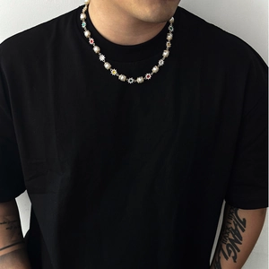 Collier de perles pour hommes hip hop avec fleurs colorées et chaîne dorée sur mannequin