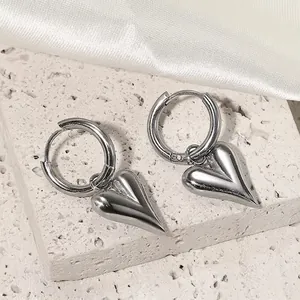 Boucles d'oreilles créoles doubles en argent poli avec pendentif cœur 3D sur pierre