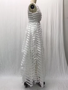 Dettaglio dell'abito da sposa bianco senza maniche con tessuto a righe traslucido