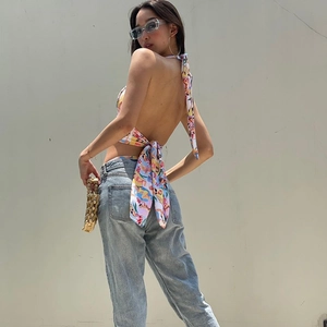 Details des sommerlichen Neckholder-Tops mit buntem Porträtdruck und verstellbaren Bindebändern
