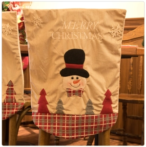 Details von Weihnachts-Stuhlhussen mit Schneemann-Stickerei und Weihnachtsgruß