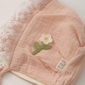 Cappellino rosa in cotone per neonati con pizzo e dettaglio floreale lavorato a maglia