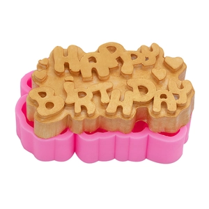 Stampo in silicone rosa a nuvola con lettere HAPPY BIRTHDAY dorate e decoro a cuore