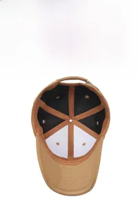 Détail de la doublure intérieure à 6 panneaux et des coutures respirantes de la casquette